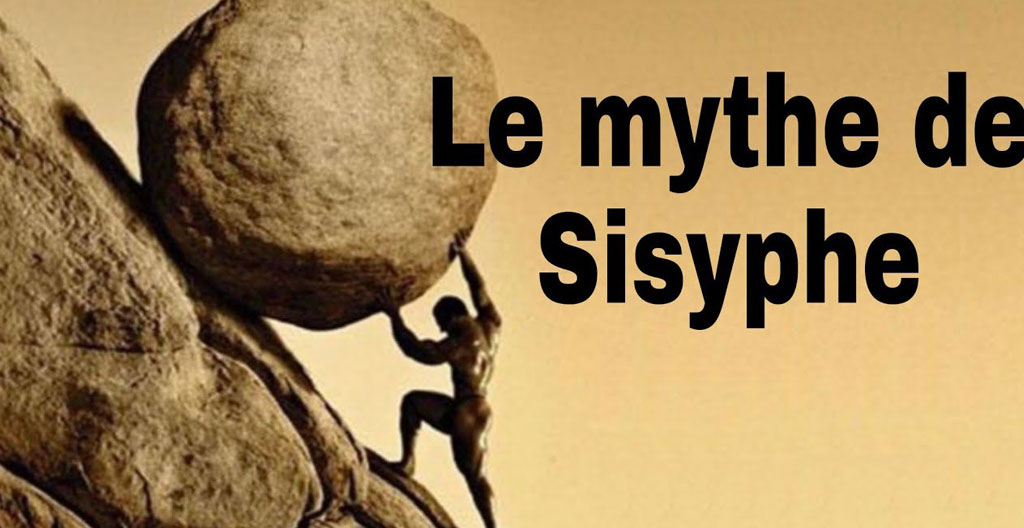 Manuscrit ouvert sur une table en bois avec une lumière chaude de lampe de bureau, symbole du travail philosophique